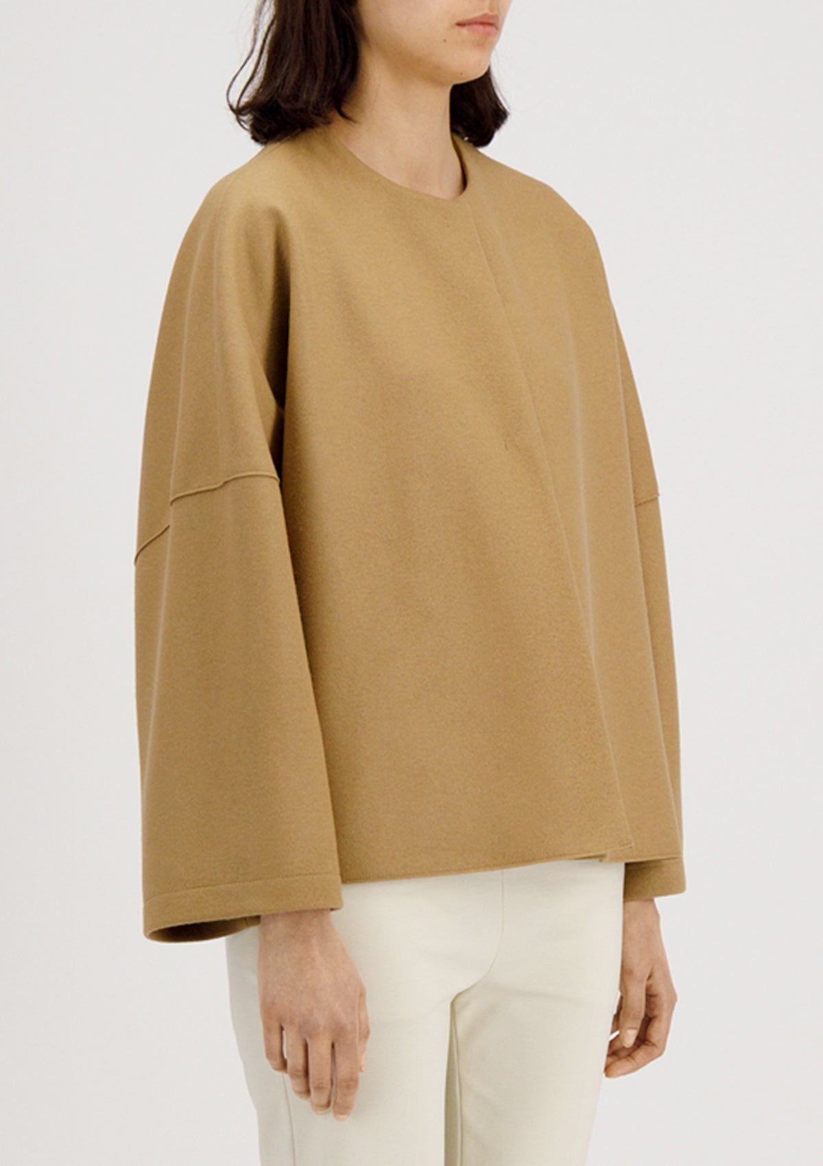 Kragenlose elegante Damen-Capejacke aus Schurwolle & Kaschmir in Hellbraun Damen Mantel Harris Wharf London 