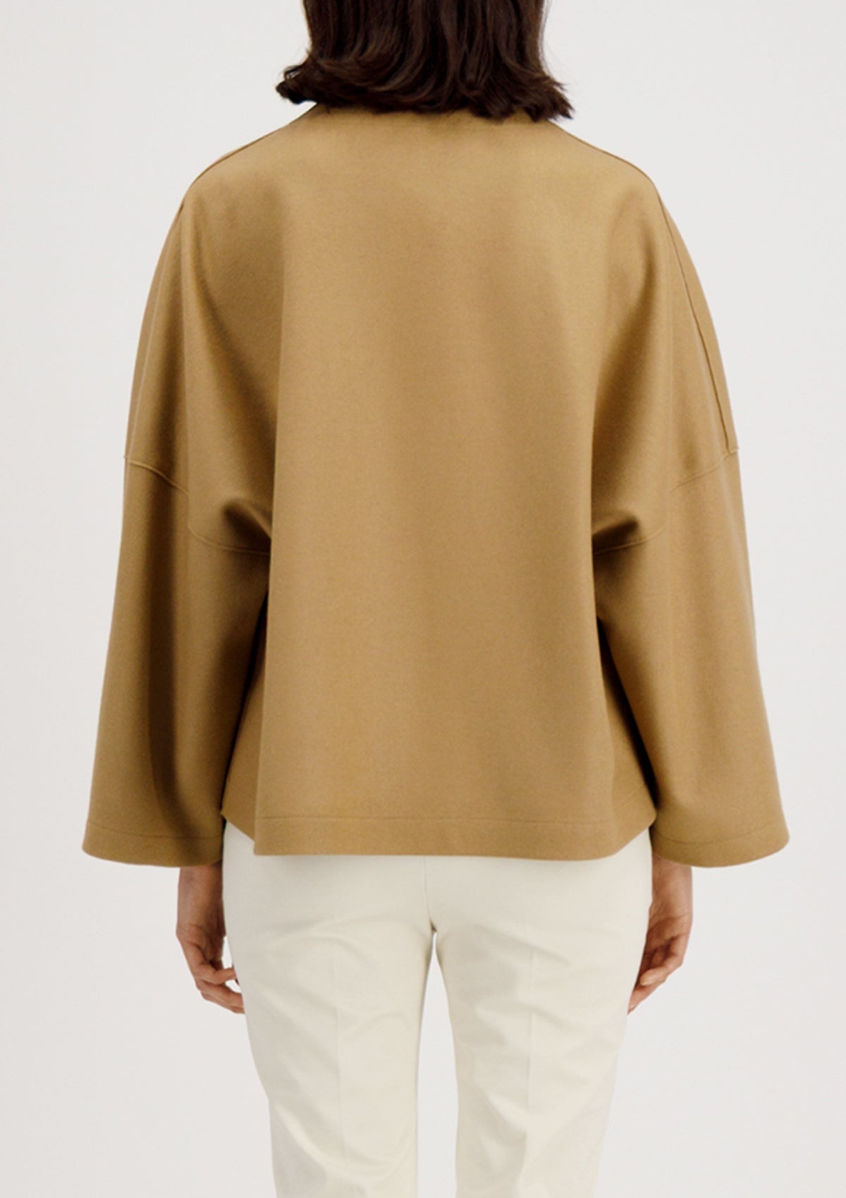 Kragenlose elegante Damen-Capejacke aus Schurwolle & Kaschmir in Hellbraun Damen Mantel Harris Wharf London 