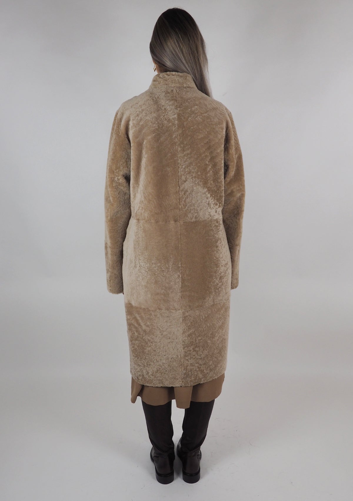 Langer Damemantel aus Lammfell in Beige - Tessa Damen Mantel Benedetta Novi 