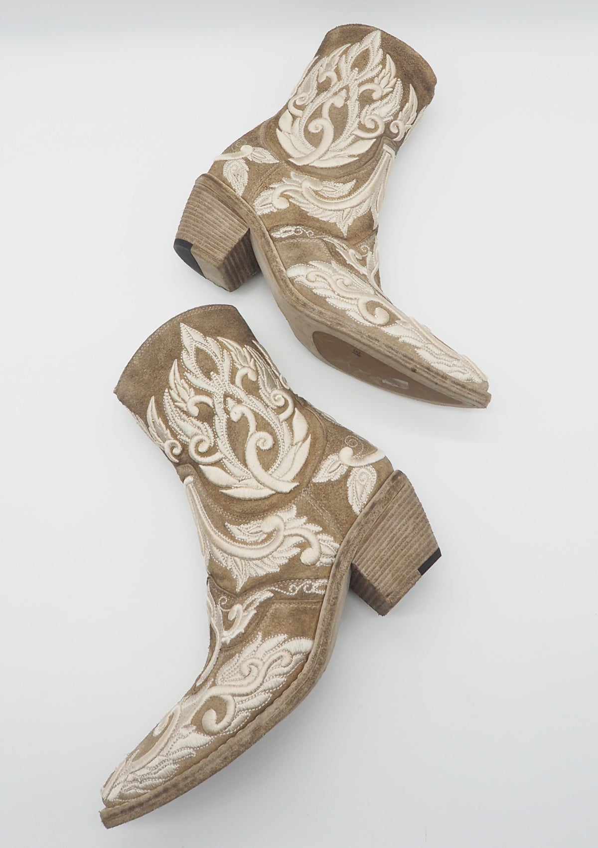Sandfarbige Damen Stiefeletten im Westernstil opulent bestickt Damen Stiefeletten Fauzian Jeunesse 