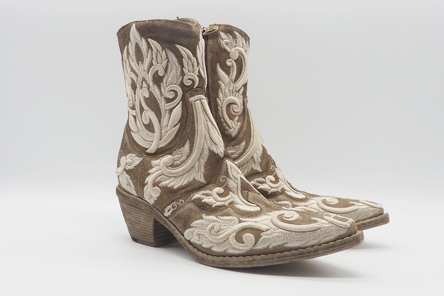 Sandfarbige Damen Stiefeletten im Westernstil opulent bestickt Damen Stiefeletten Fauzian Jeunesse 