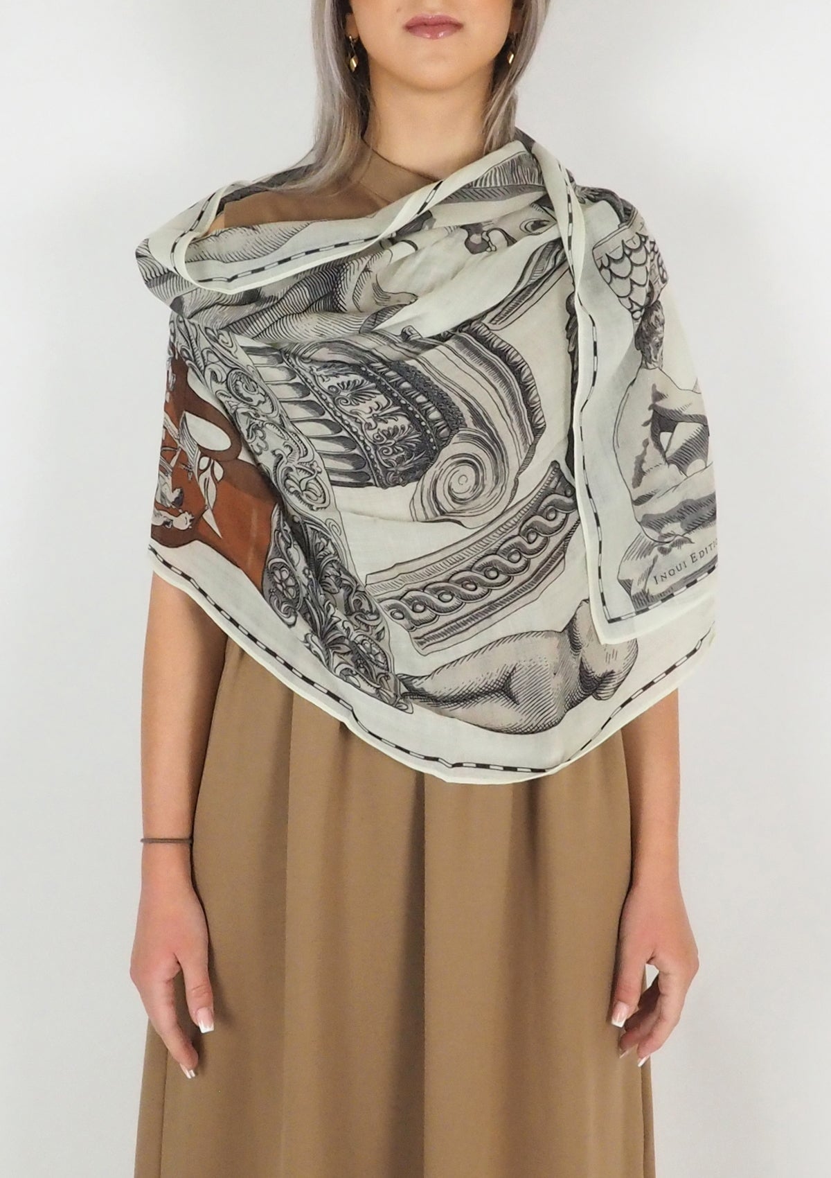 Schal aus Wolle mit antiken Gegenständen in Weiß - Archives Damen Accessoires Tücher & Schals Inoui E. 