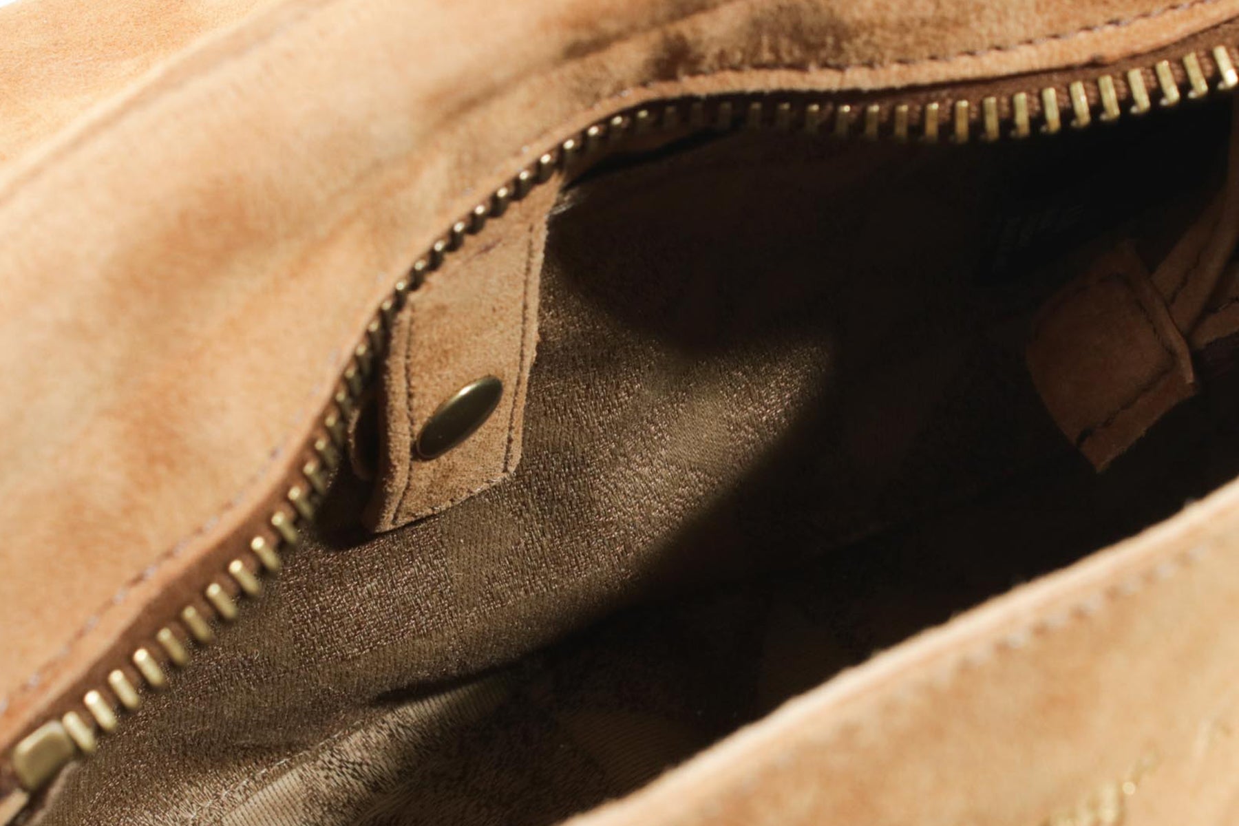 Schultertasche aus Nubukleder in Braun mit Schultterriemen in Vacchettaleder Taschen Crossbody & Schultertasche A.S. 98 