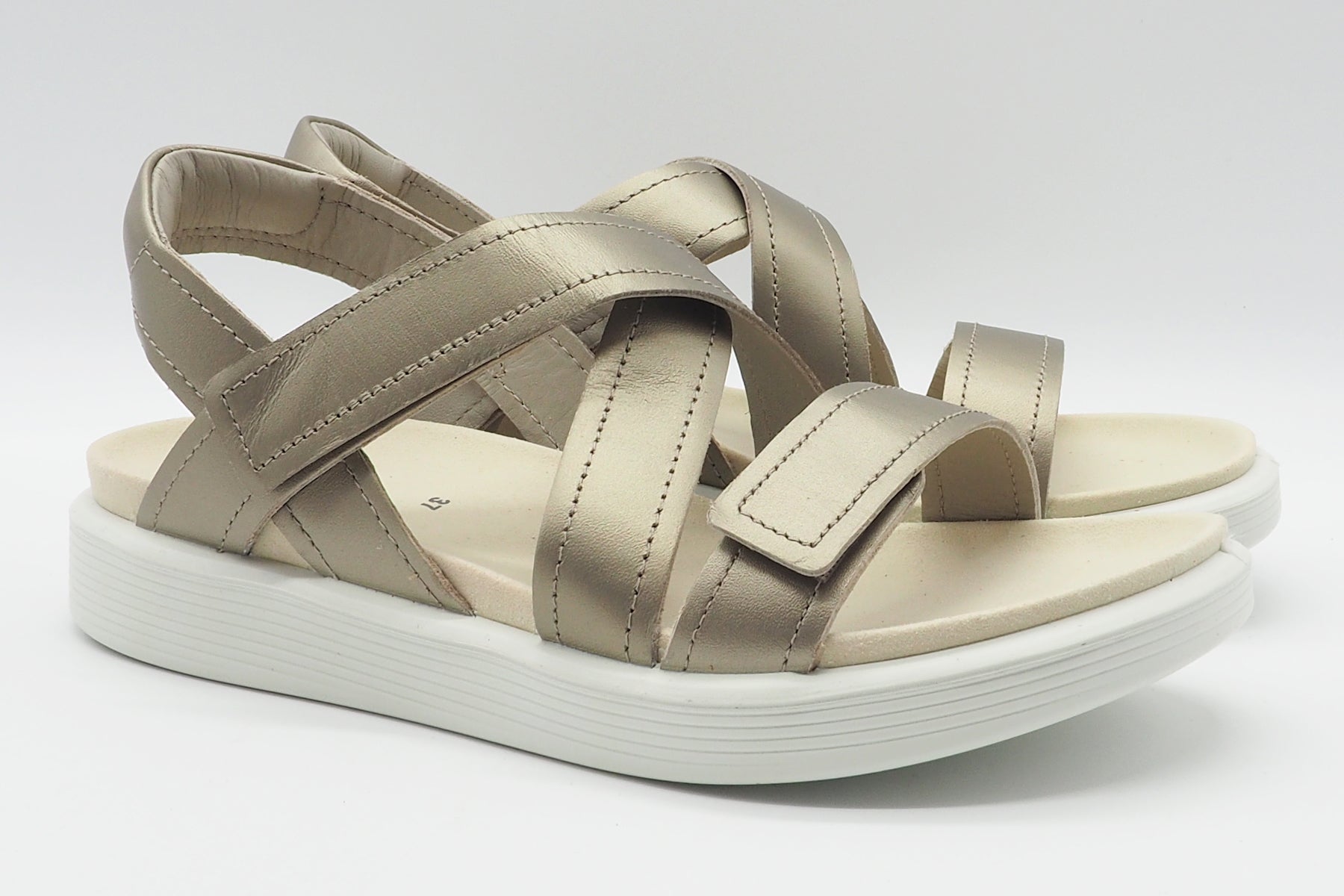 Softe Damen Sandale mit Tieffussbet aus Metallicleder in Platin Damen Sandalen Ecco 