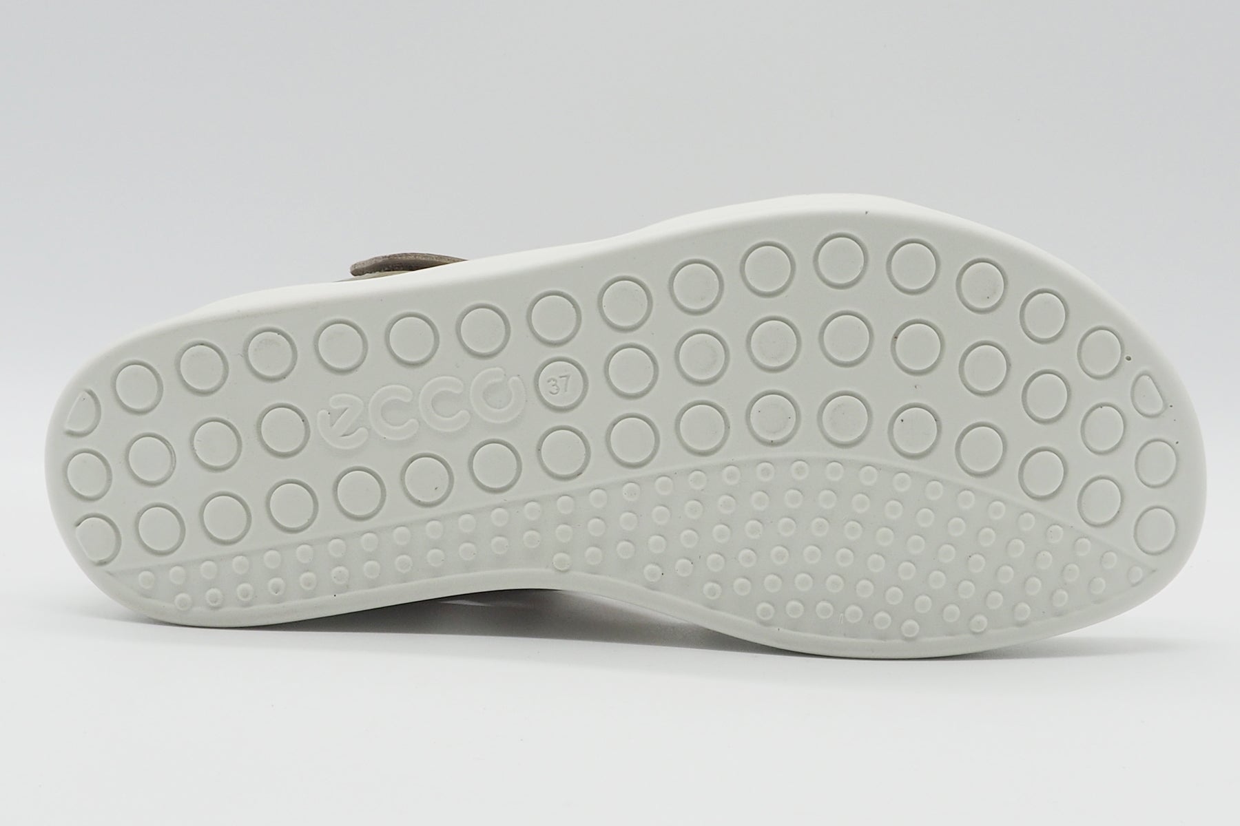Softe Damen Sandale mit Tieffussbet aus Metallicleder in Platin Damen Sandalen Ecco 