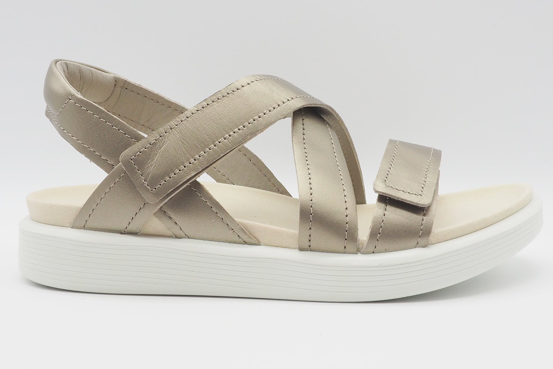Softe Damen Sandale mit Tieffussbet aus Metallicleder in Platin Damen Sandalen Ecco 