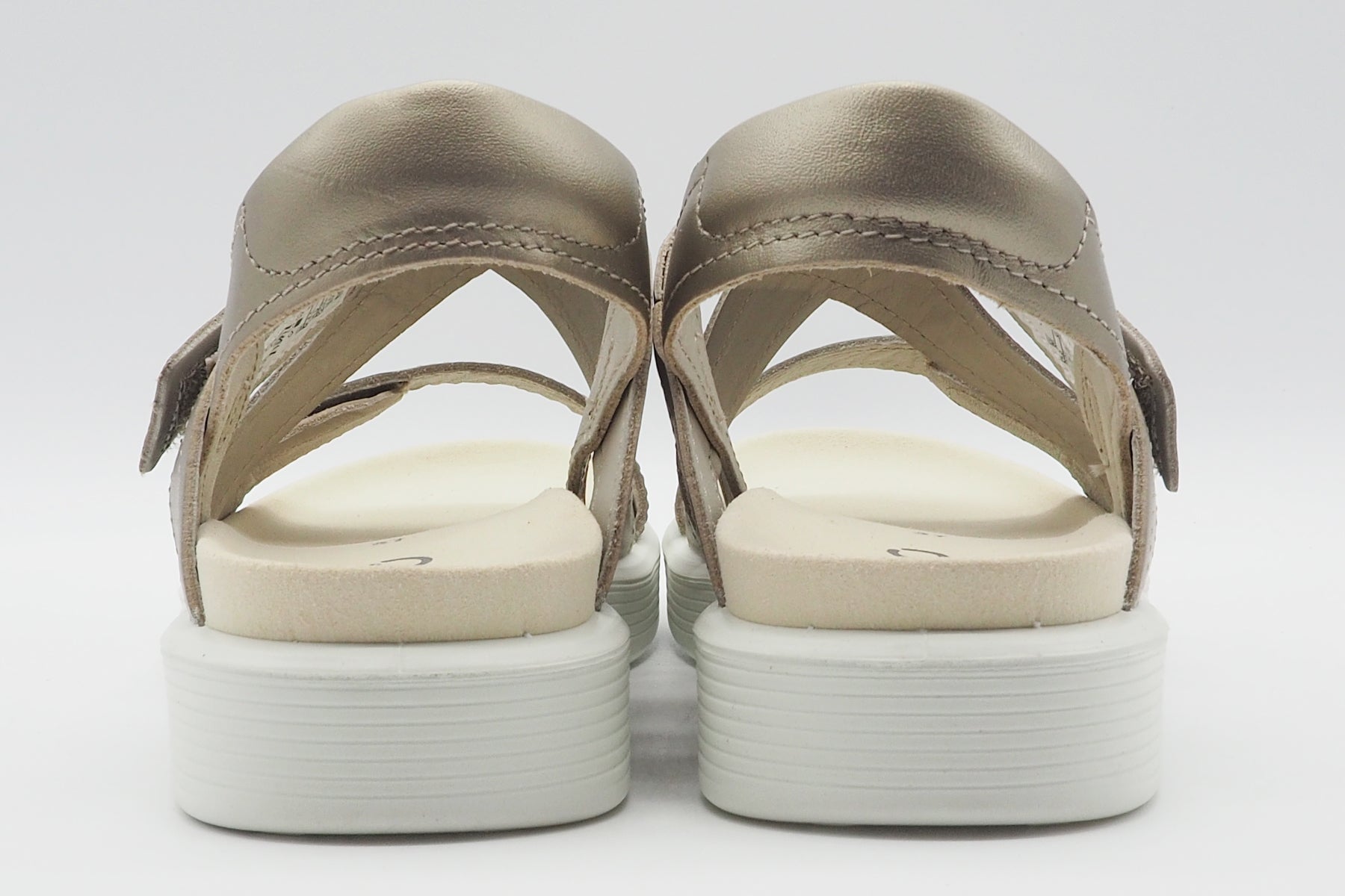 Softe Damen Sandale mit Tieffussbet aus Metallicleder in Platin Damen Sandalen Ecco 
