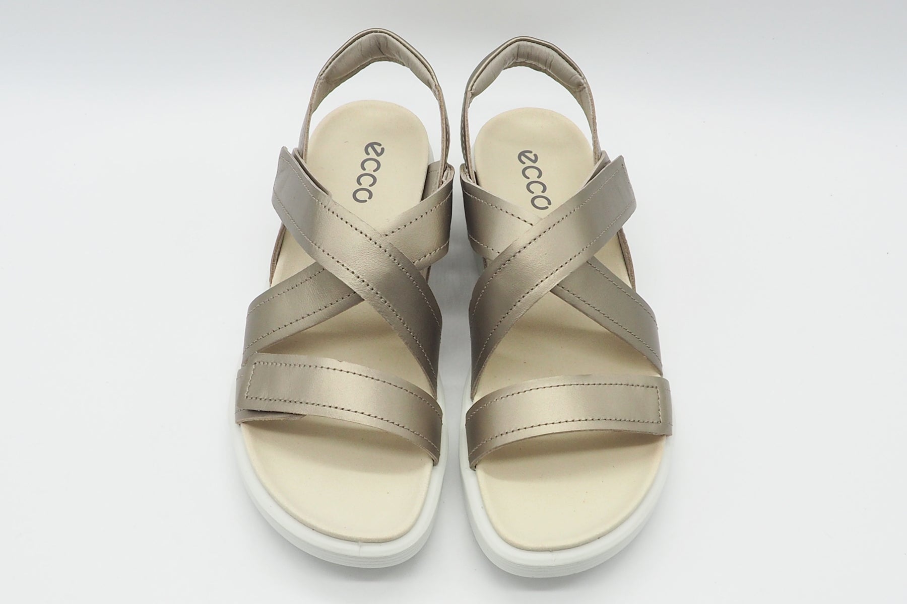 Softe Damen Sandale mit Tieffussbet aus Metallicleder in Platin Damen Sandalen Ecco 