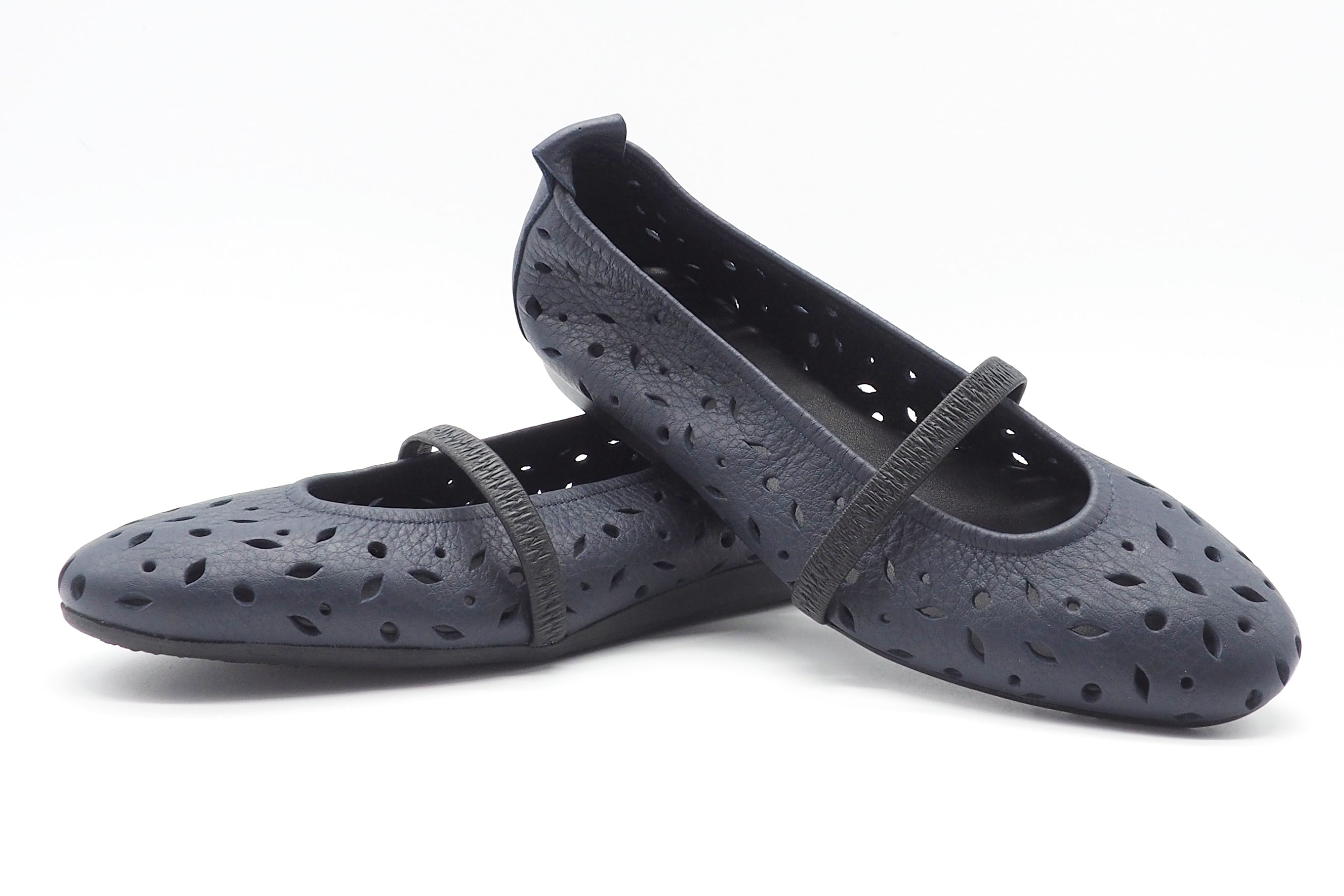 Softer Damen Ballerina aus perforiertem Leder in Blau mit Ristriemen - Lakiri Damen Ballerinas Arche 