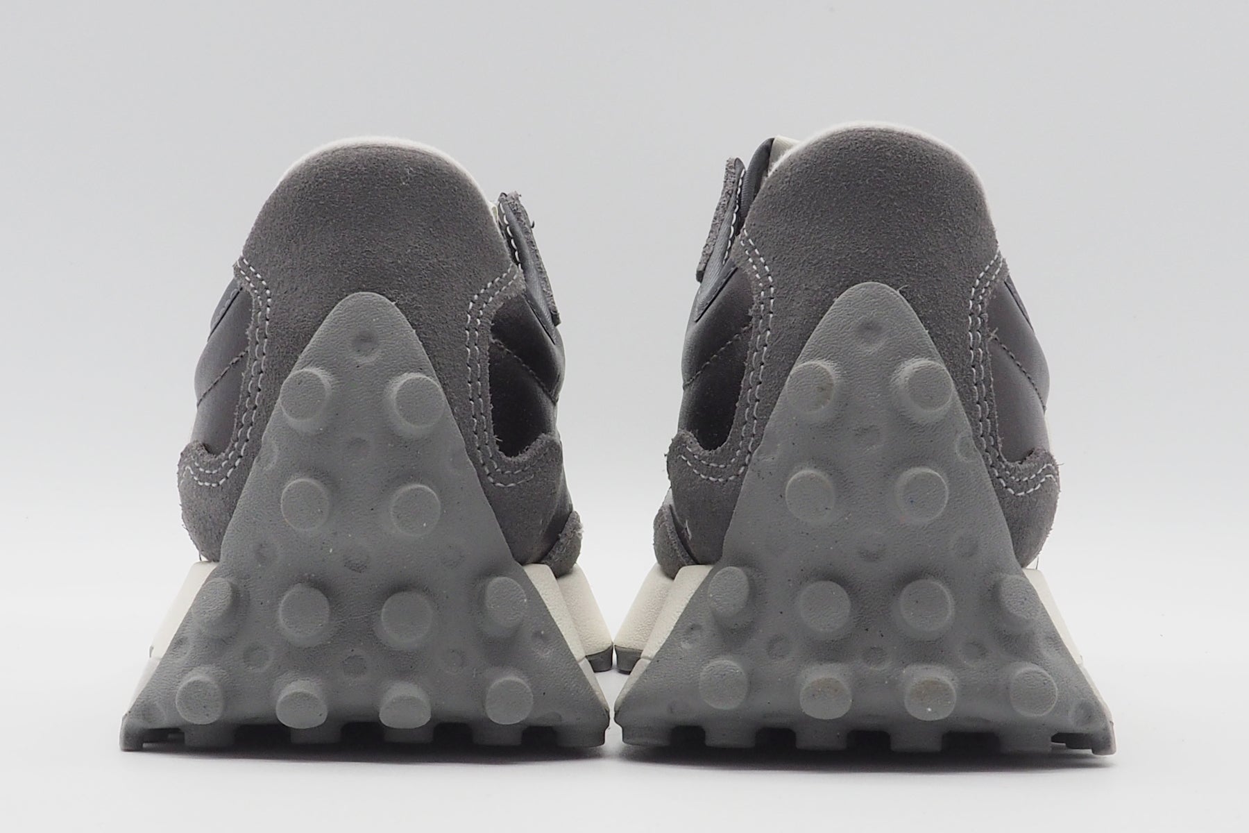 Stylischer Damen Sneaker 327 Metallicleder & Grau Damen Sneaker New Balance 