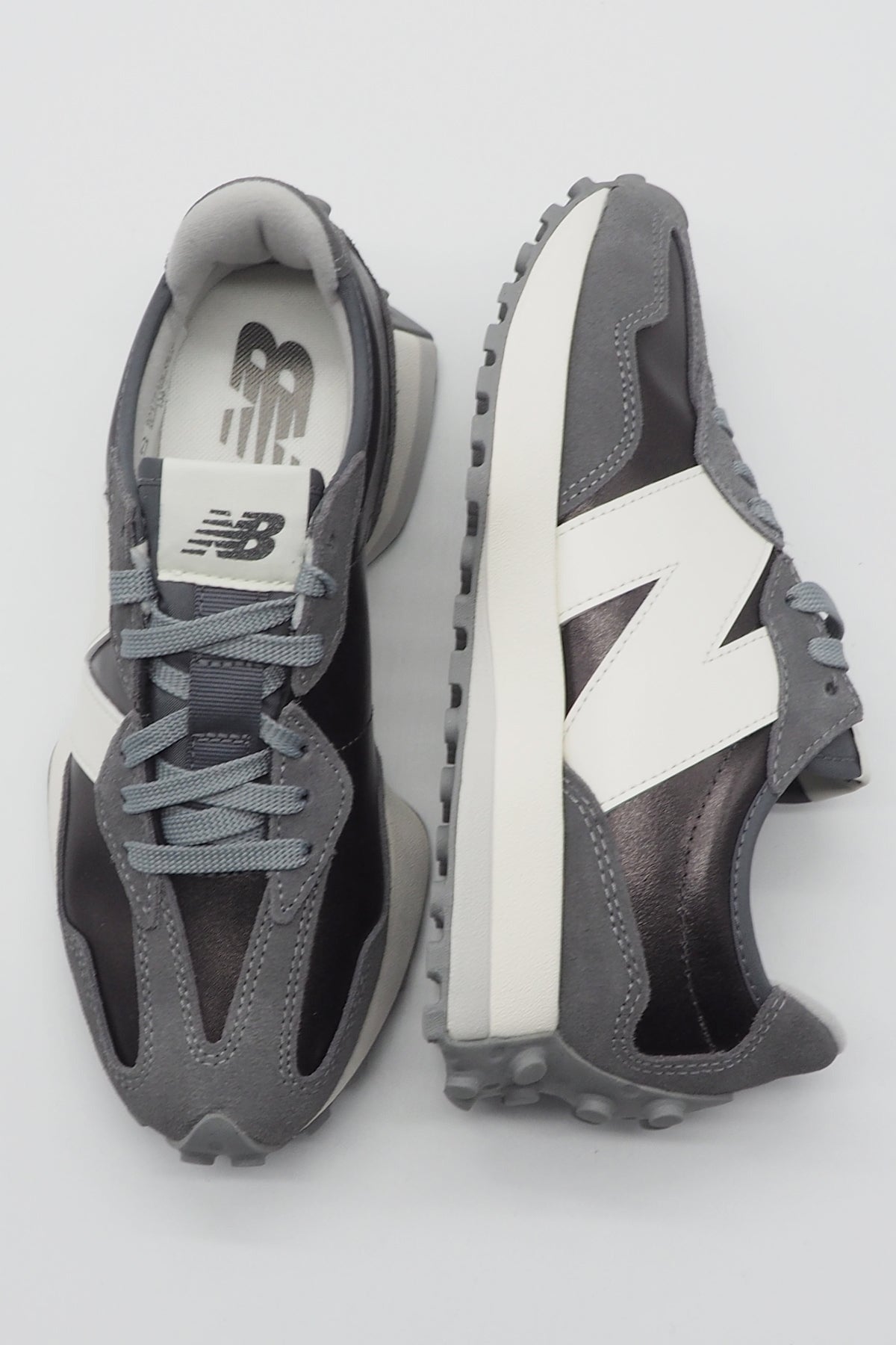 Stylischer Damen Sneaker 327 Metallicleder & Grau Damen Sneaker New Balance 