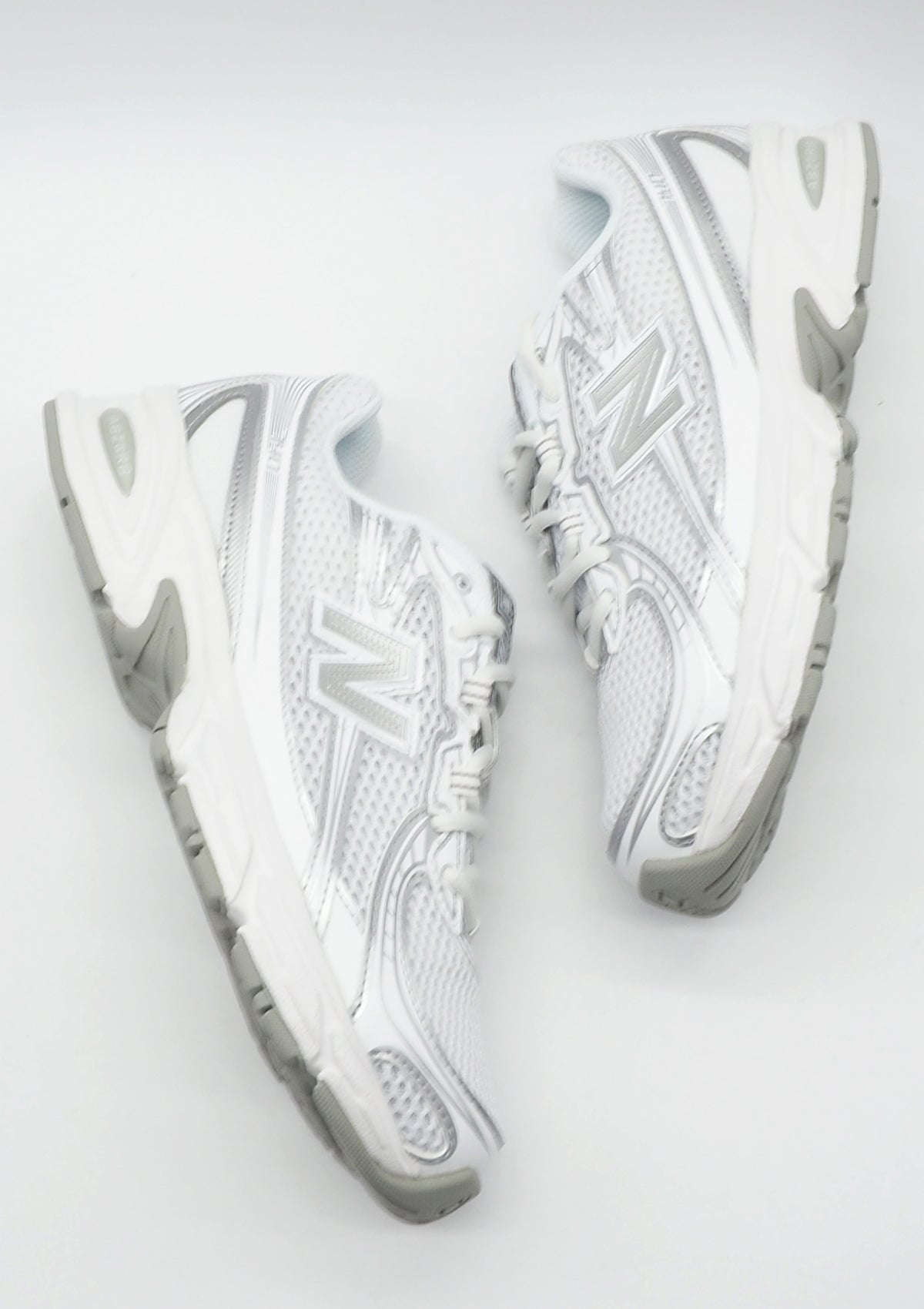 Stylischer Damen Sneaker 740 aus Mesh & Eco-Pelle in Weiß & Silber Damen Sneaker New Balance 