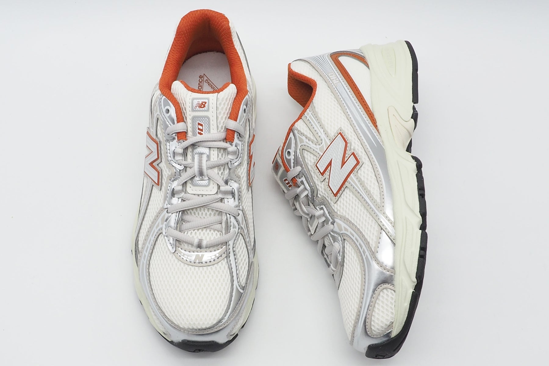 Stylischer Damen Sneaker 740 aus Mesh & Eco-Pelle in Weiß, Silber & Orange Damen Sneaker New Balance 