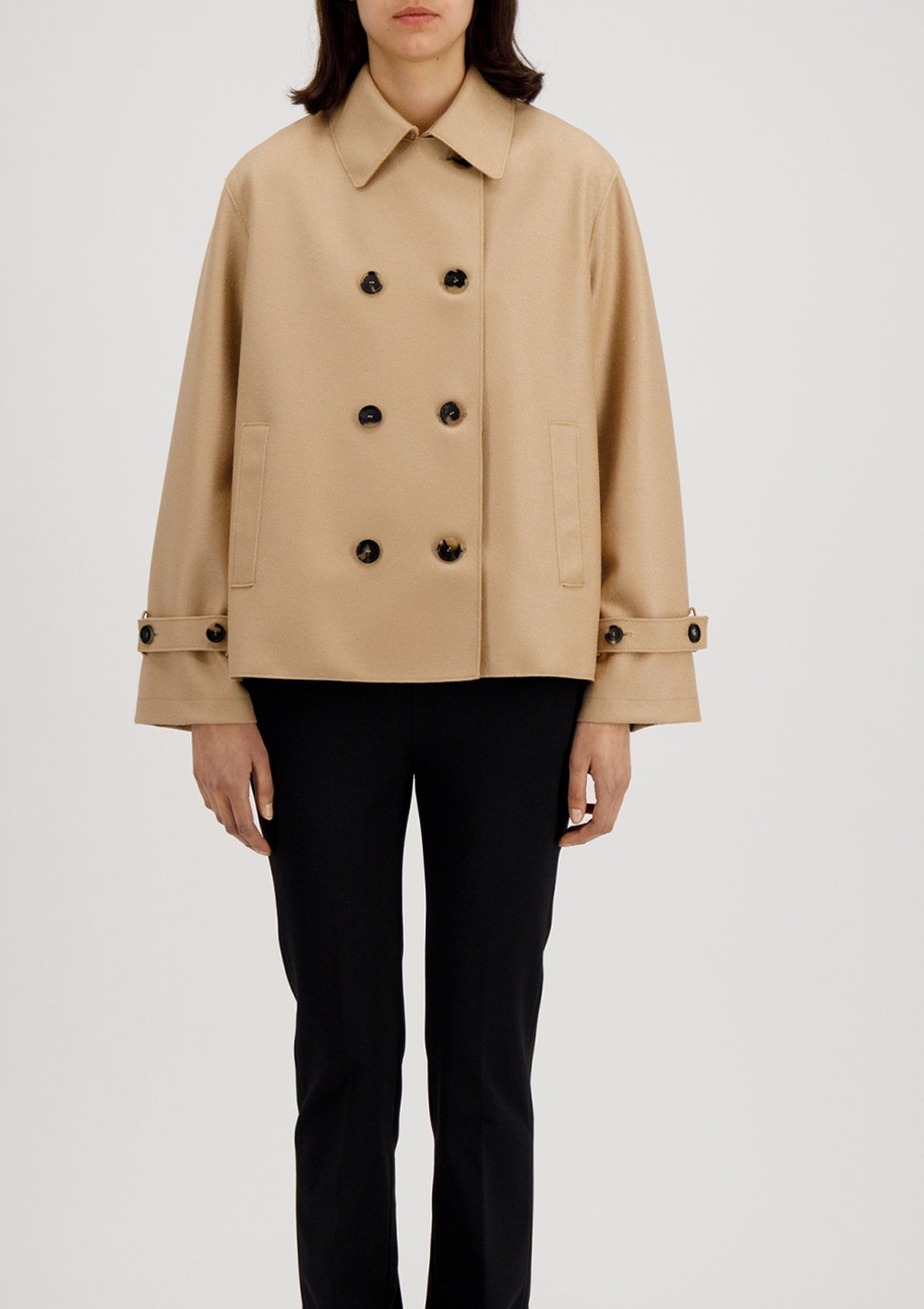 TO DO TEXT- check Kurzer Damen Trenchcoat aus gepresster Wolle in warmem Karamell Damen Jacke Harris Wharf London 