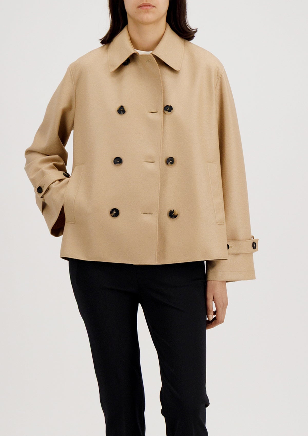 TO DO TEXT- check Kurzer Damen Trenchcoat aus gepresster Wolle in warmem Karamell Damen Jacke Harris Wharf London 