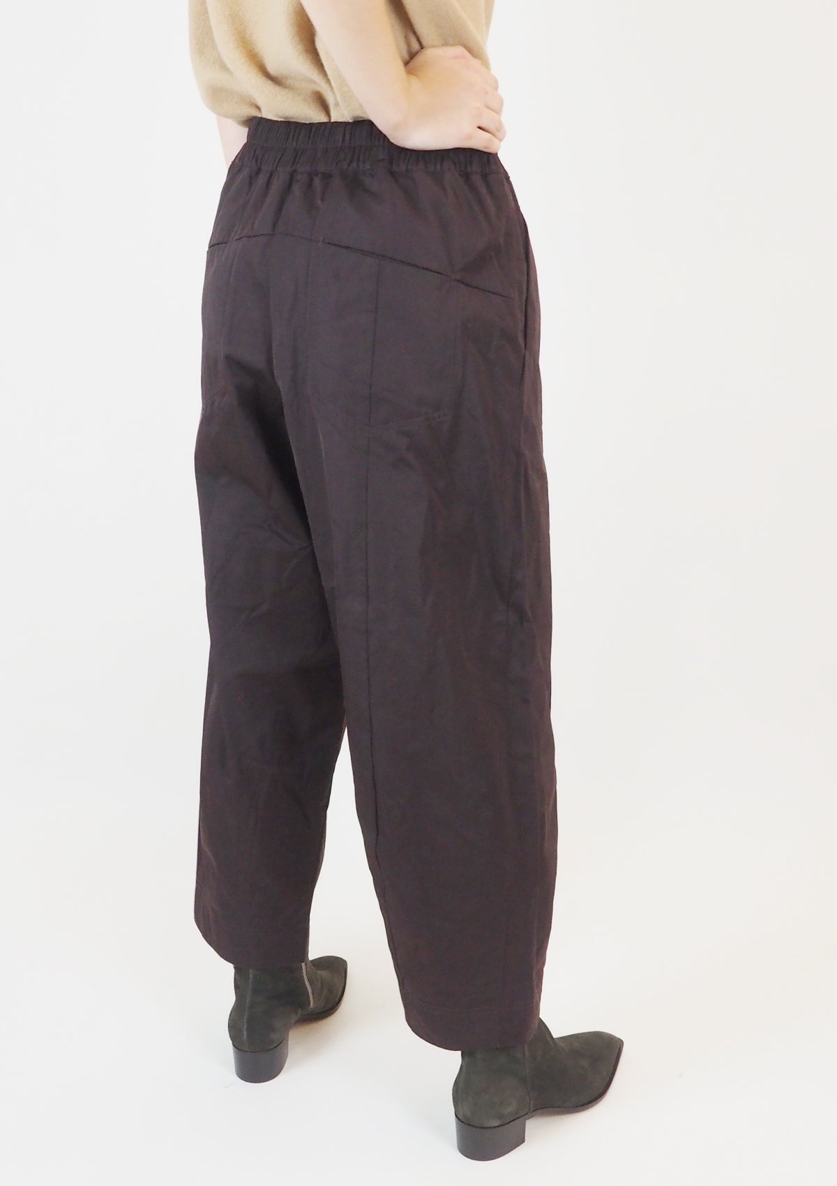 Weit geschnittene Damenhose mit elastischem Bund in Braun - verkürztes Bein Damen Hose Psophia 