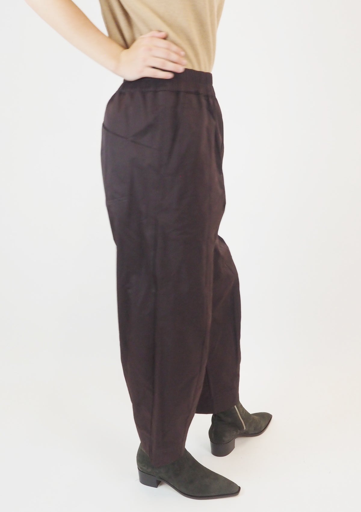 Weit geschnittene Damenhose mit elastischem Bund in Braun - verkürztes Bein Damen Hose Psophia 