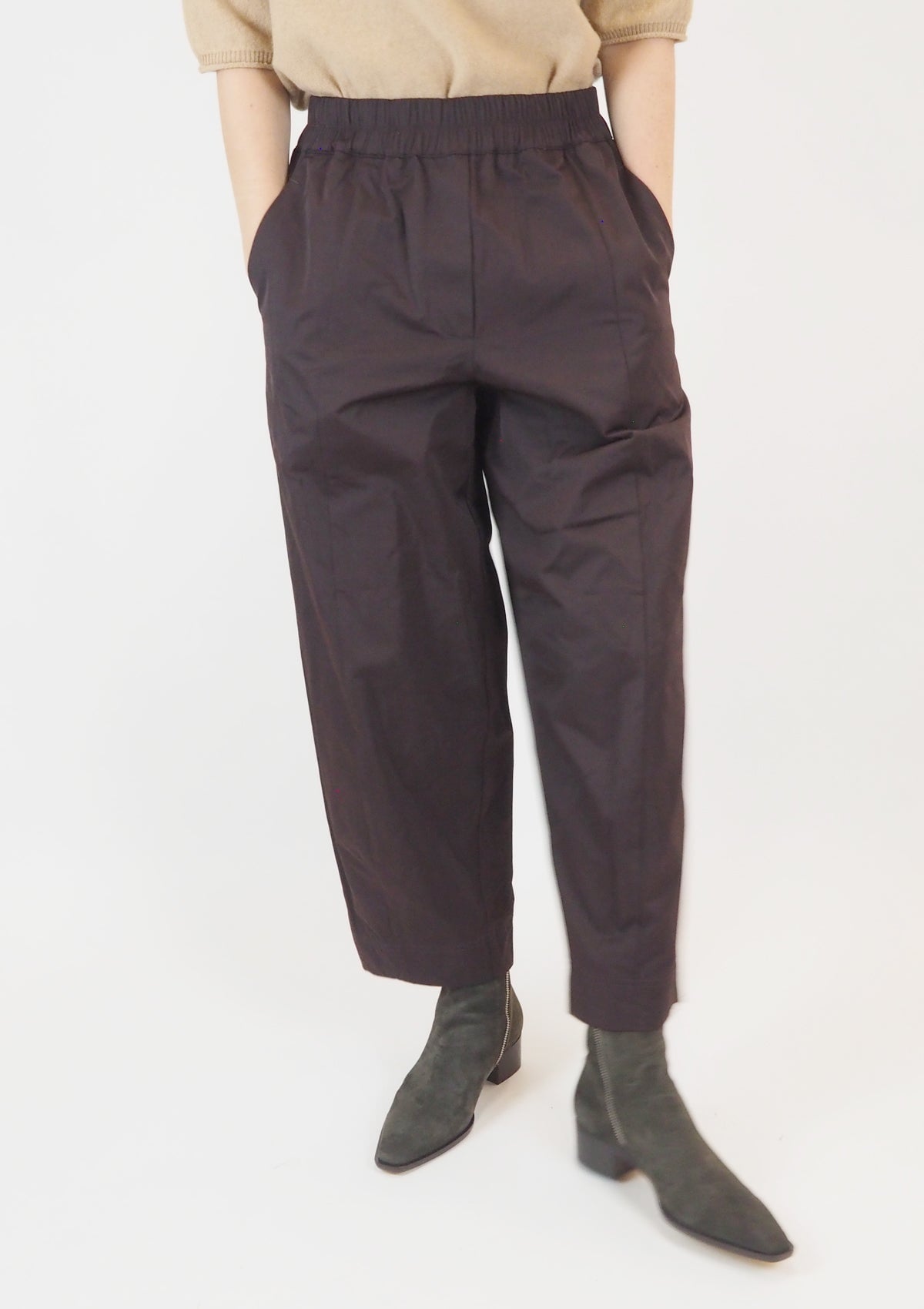 Weit geschnittene Damenhose mit elastischem Bund in Braun - verkürztes Bein Damen Hose Psophia 