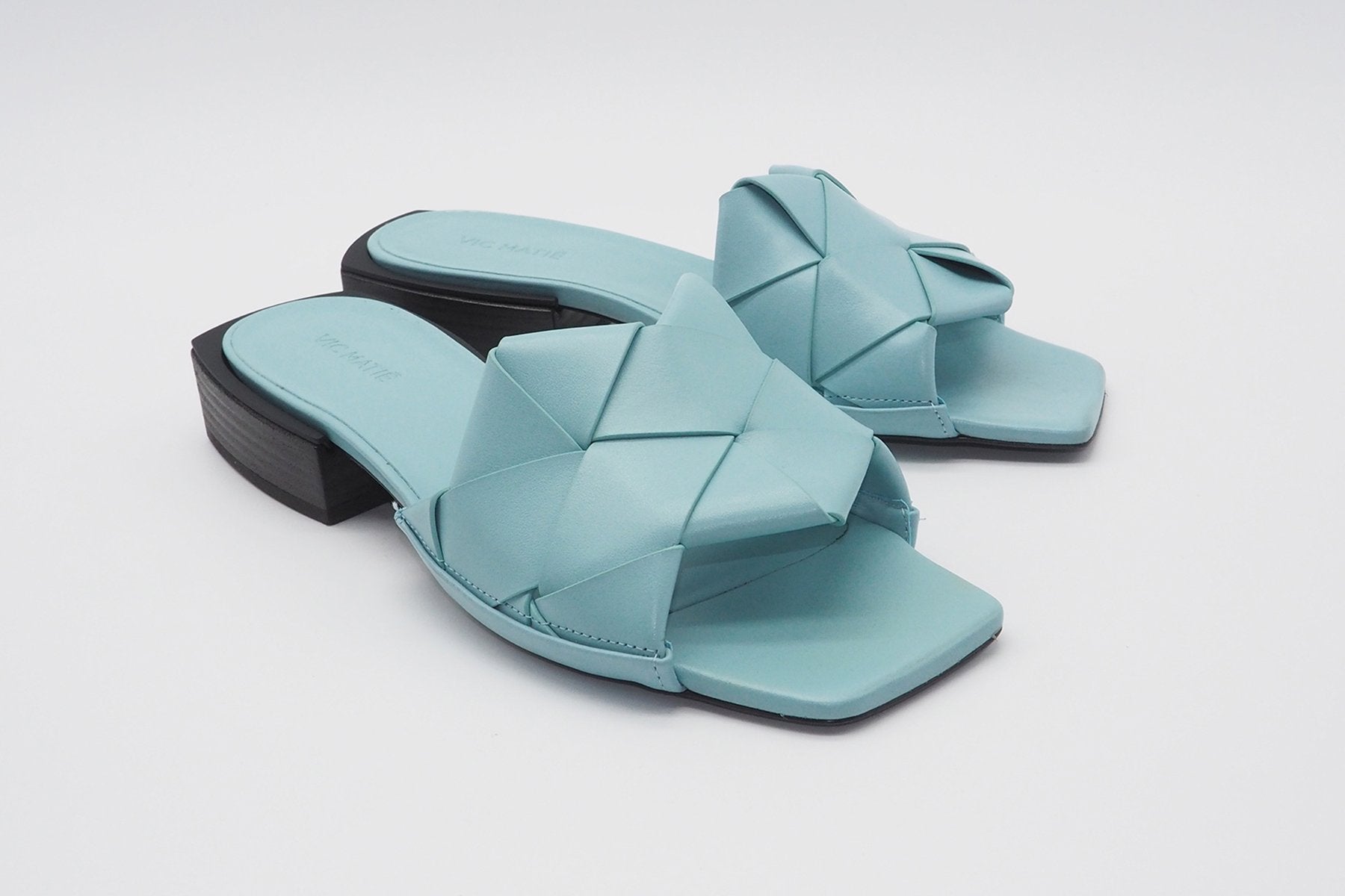 Damen Pantolette mit handgeflochtener Bandage in Aquamarinblau Damen Mules & Sabots Vic Matié