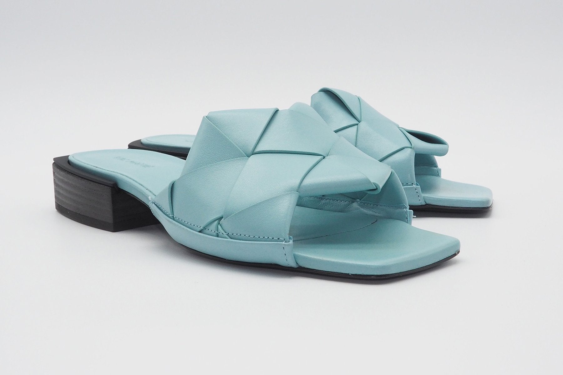 Damen Pantolette mit handgeflochtener Bandage in Aquamarinblau Damen Mules & Sabots Vic Matié