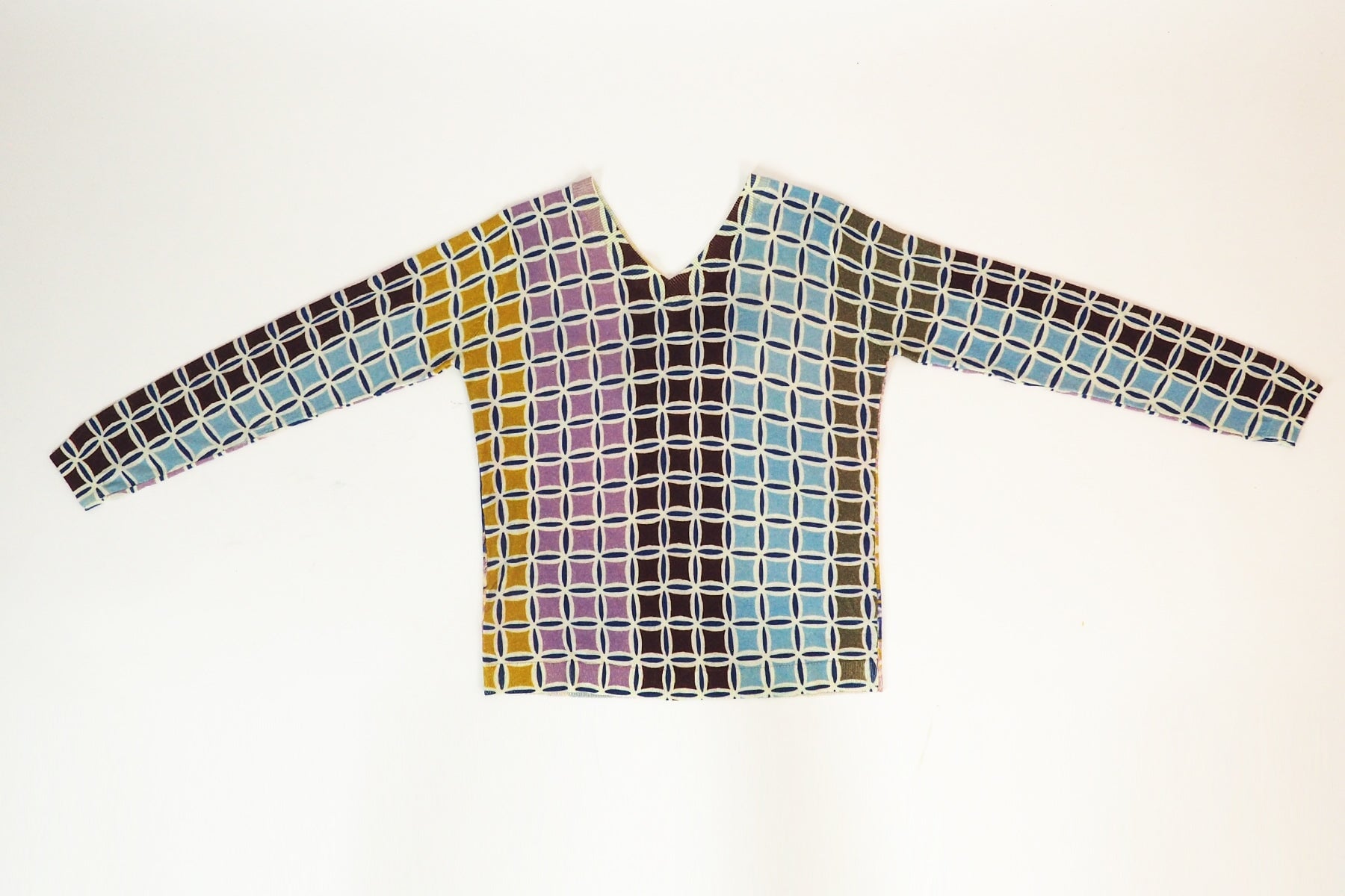Damen Pullover aus feiner Merino Wolle mit V-Ausschnitt in Multicolor Damen Pullover in bed with you 