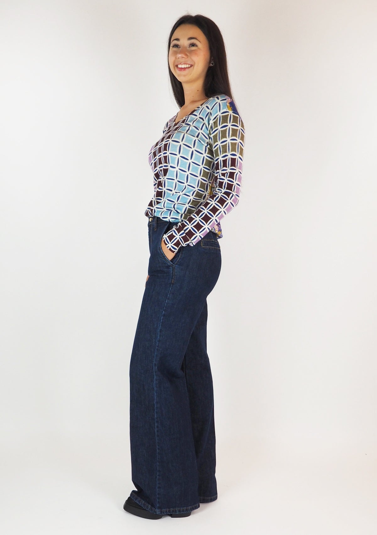Damen Pullover aus feiner Merino Wolle mit V-Ausschnitt in Multicolor Damen Pullover in bed with you 