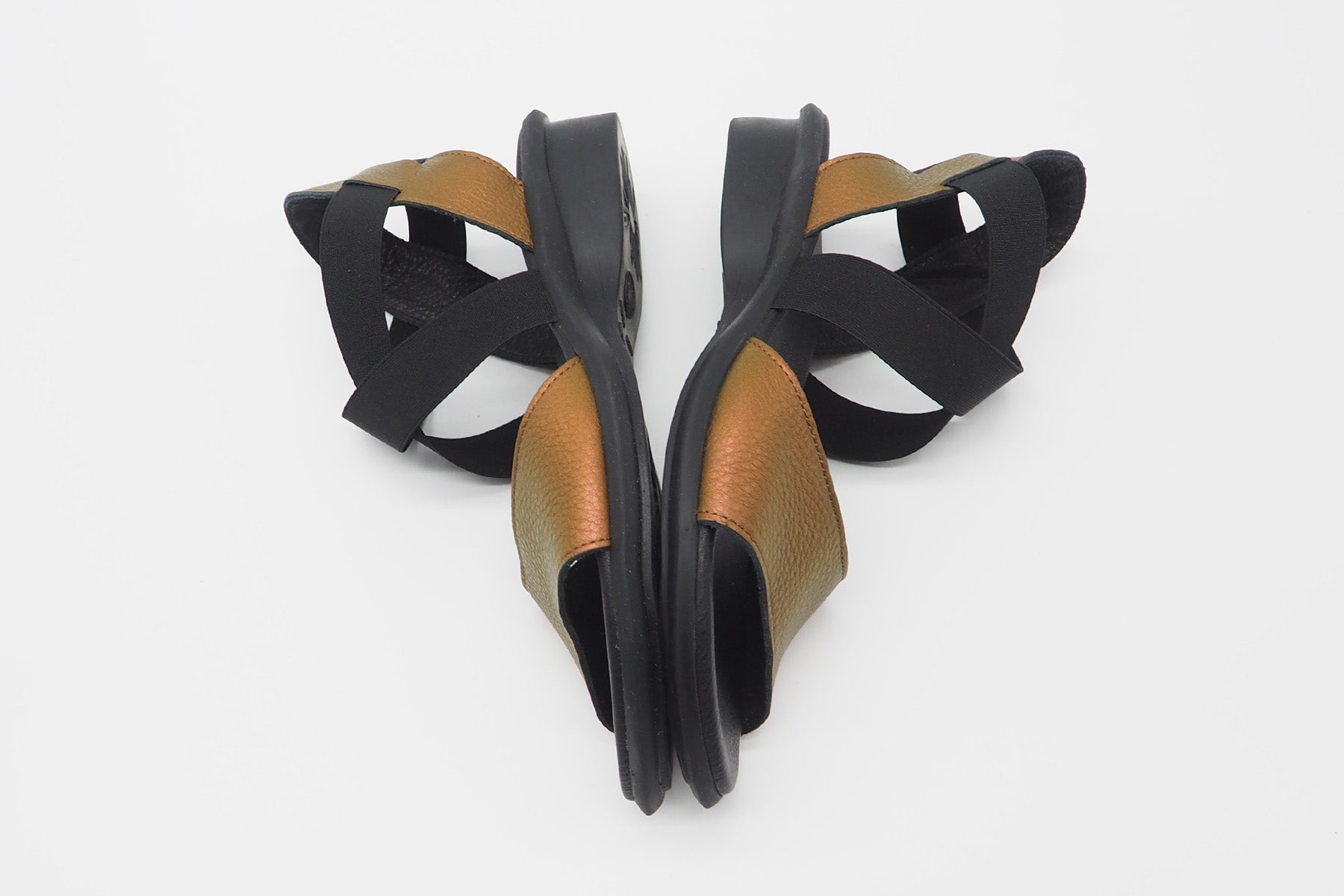 Damen Sandale aus Metallicleder in Bronze Damen Sandalen Arche