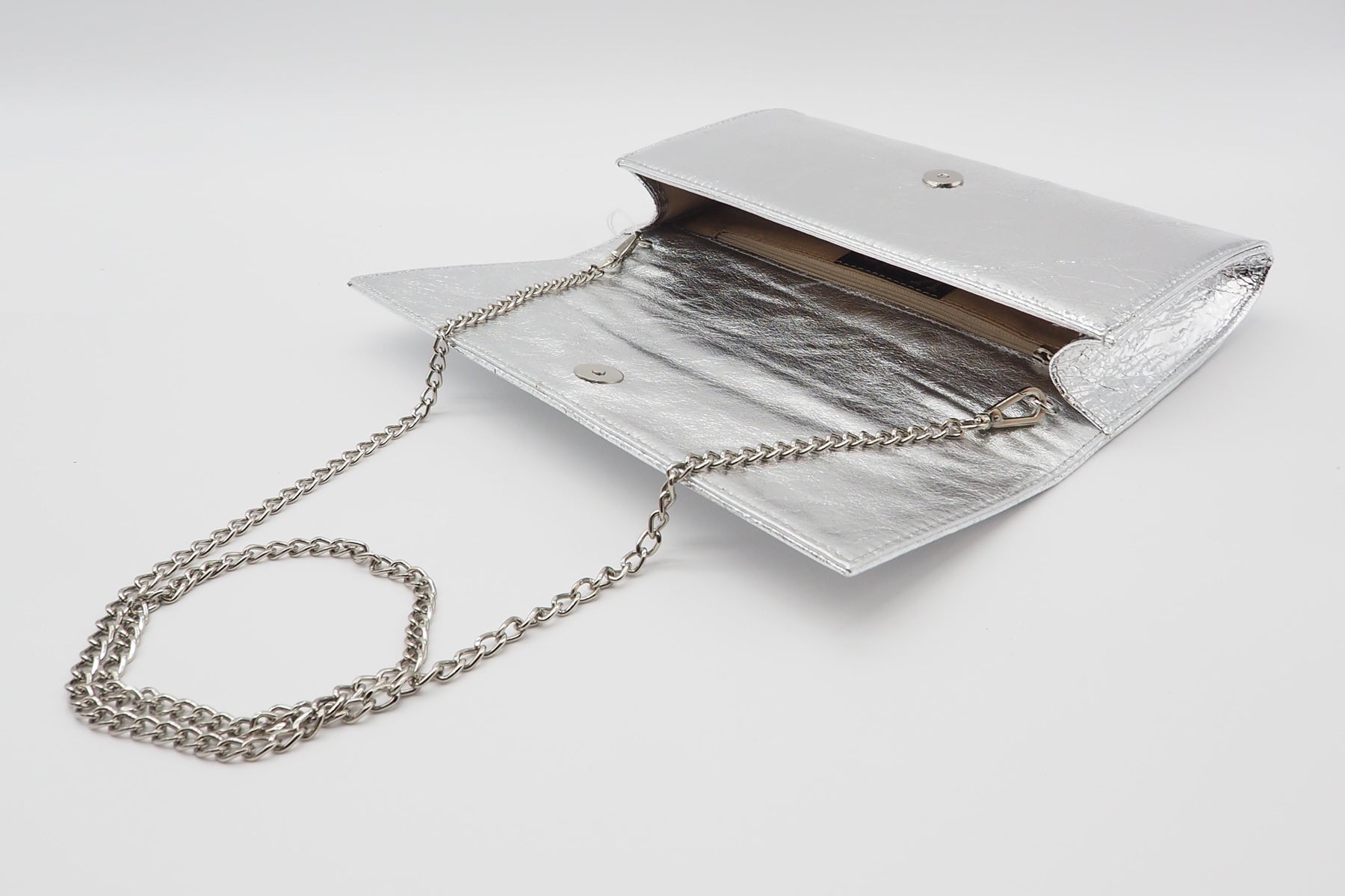 Feine Clutch aus Metallicleder in Silber mit Kette Taschen Clutches Karin 