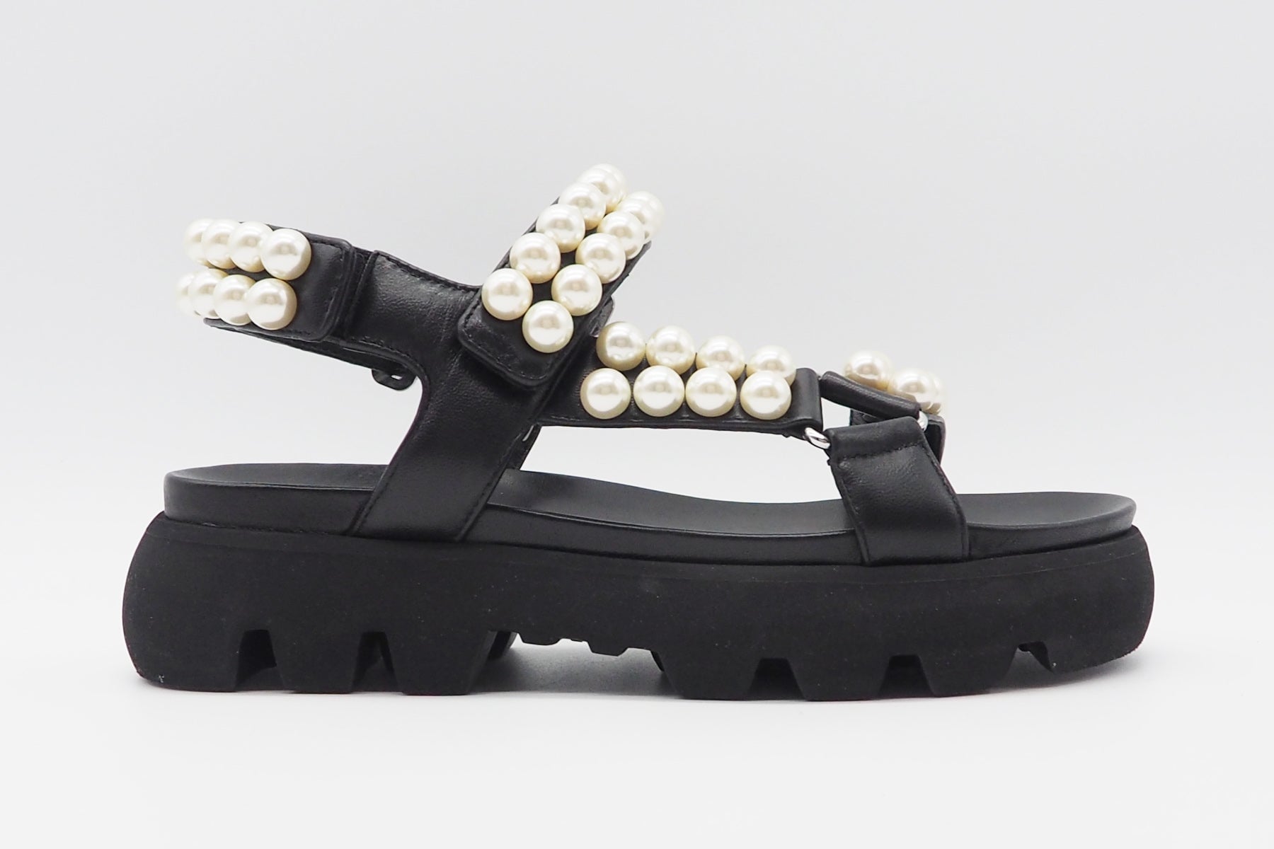 Feine Damen Plateau-Sandale aus Leder in Schwarz mit Perlen - Absatz 5,5cm Damen Sandalen Kennel & Schmenger 