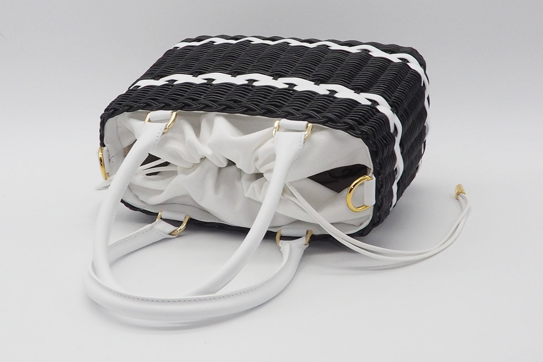 Korbtasche aus handgeflochtener Weide & Leder in Schwarz & Weiß Taschen Crossbody & Schultertaschen Capaf 