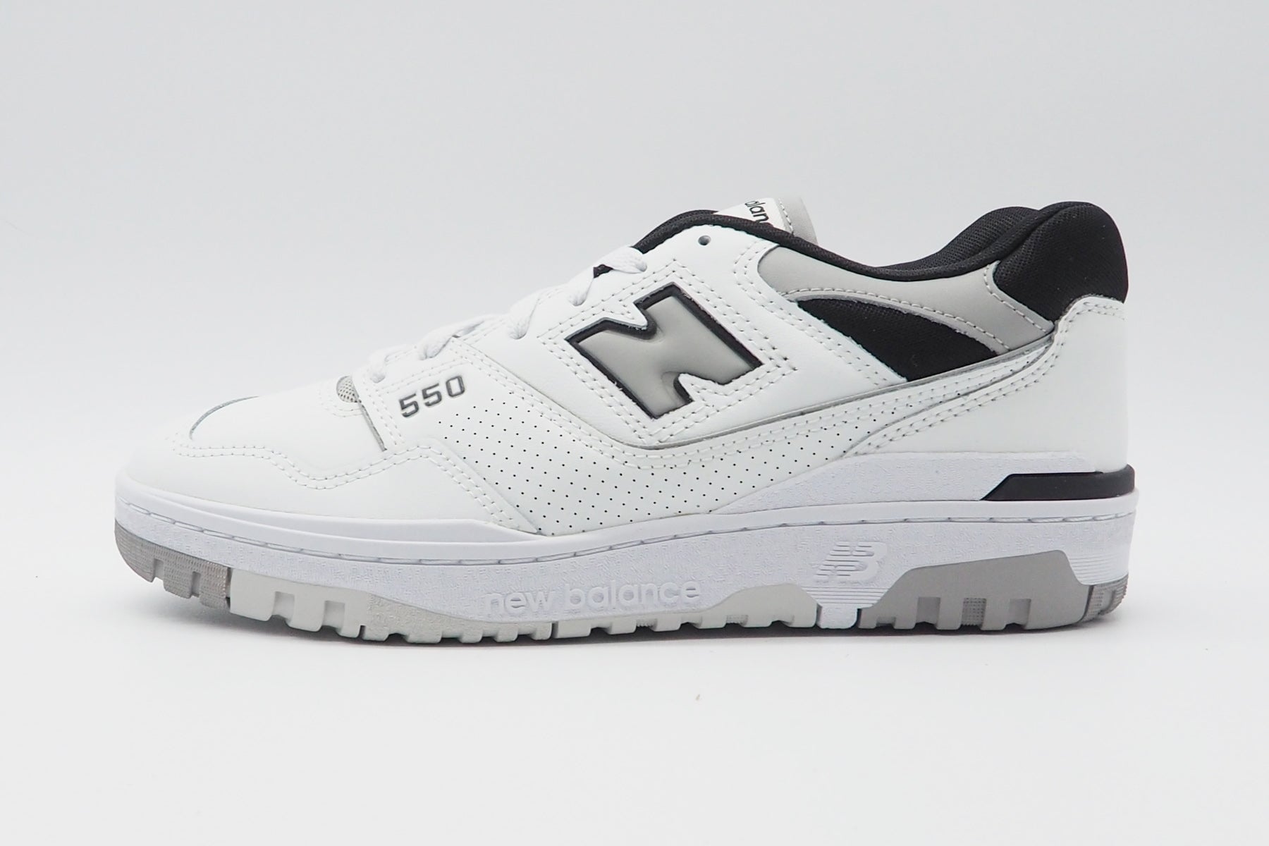 Lässiger Herren Sneaker BB550NCL aus Leder in Weiß & Schwarz Herren Sneaker New Balance 